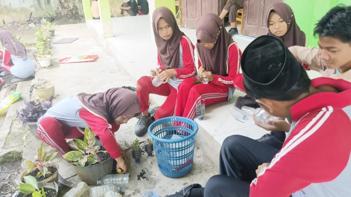 Siswa MTsN 5 Batang Hari Manfaatkan Botol Bekas Menjadi Pot Bunga, Wujudkan Sekolah Ramah Lingkungan Siswa MTsN 5 Batang Hari Manfaatkan Botol Bekas Menjadi Pot Bunga, Wujudkan Sekolah Ramah Lingkungan