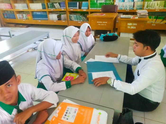 Pembina OSIM MTsN 5 Batang Hari Gelar Wawancara Calon Pasangan Ketua dan Wakil Ketua OSIM Periode 2025/2026