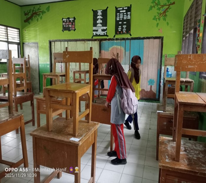 Selesai Gotong Royong, Siswa MTsN 5 Batang Hari Lanjutkan Menata Ruang Ujian dan Menempelkan Nomor Peserta Selesai Gotong Royong, Siswa MTsN 5 Batang Hari Lanjutkan Menata Ruang Ujian dan Menempelkan Nomor Peserta