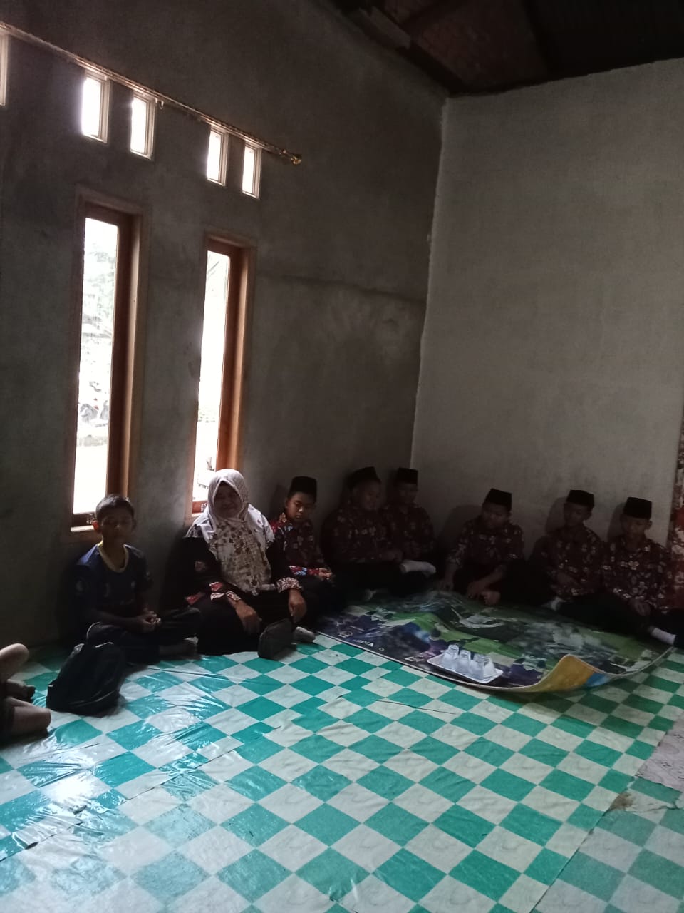 Tujukan Kepedulian, Siswa MTs Negeri 5 Batang Hari Lakukan Kunjungan kepada siswa yang Sakit