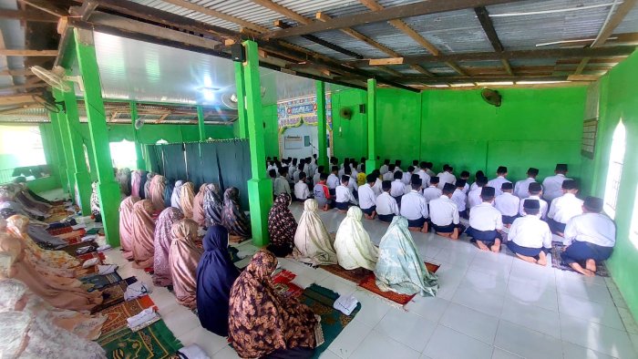 Kegiatan Rutin Salat Zuhur Berjamaah Warnai Kehidupan Religius di MTsN 5 Batang Hari Kegiatan Rutin Salat Zuhur Berjamaah Warnai Kehidupan Religius di MTsN 5 Batang Hari