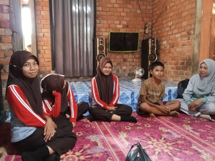 Kunjungan Penuh Empati, Wali Kelas dan Siswa IX A MTsN 5 Batang Hari Jenguk Teman yang Sakit Kunjungan Penuh Empati, Wali Kelas dan Siswa IX A MTsN 5 Batang Hari Jenguk Teman yang Sakit