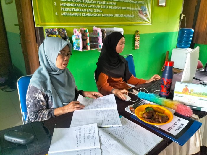 Tim Pengelola Perpustakaan MTsN 5 Batang Hari Tertibkan Administrasi Perpustakaan