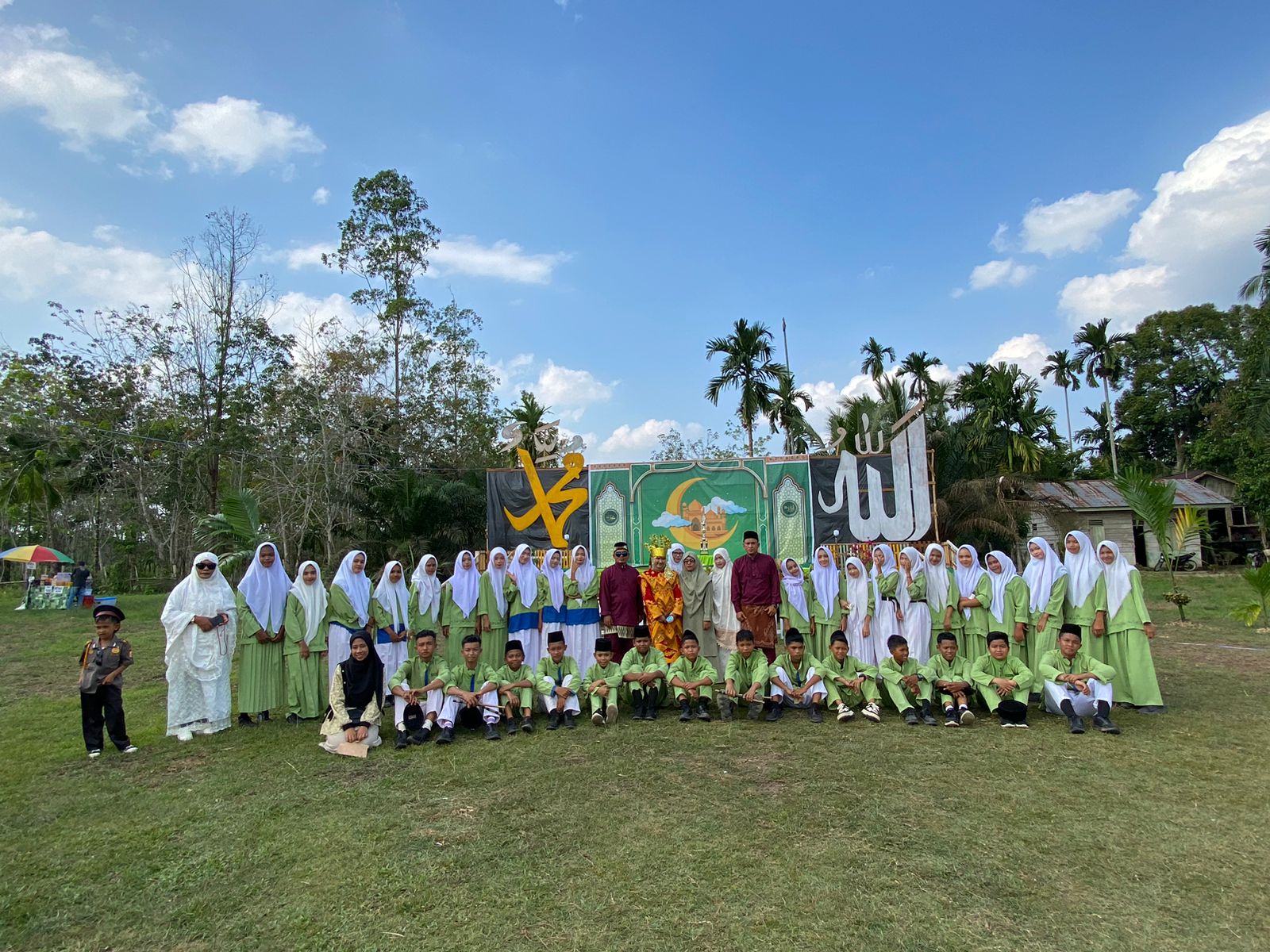 DRUM BAND MTSN 5 BATANG HARI KEMBALI DIPERCAYA MEMERIAHKAN PAWAI TA'ARUF PEMBUKAAN MTQ TINGKAT DESA KUBU KANDANG TAHUN 2024