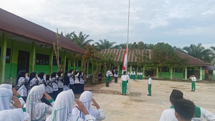 MTsN 5 Batang Hari Gelar Upacara Bendera, Pembina Upacara Tegaskan Siswa Fokus Belajar Hadapi Ujian Asas Genap