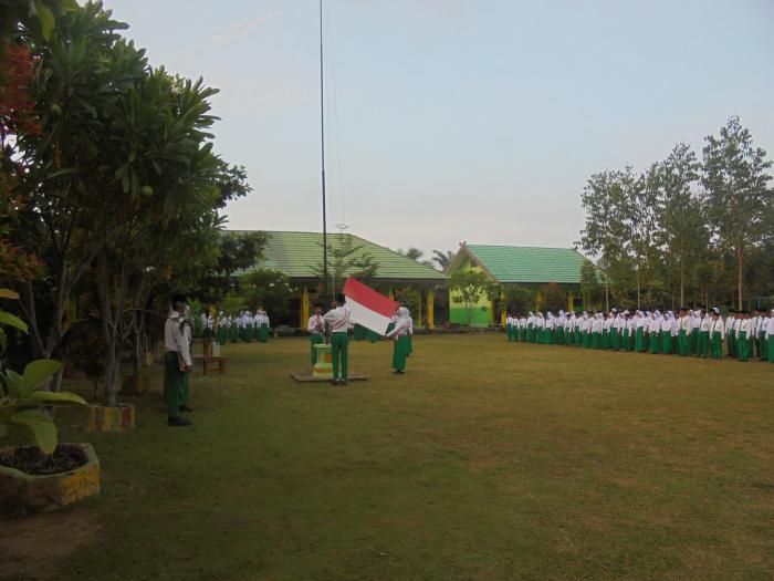 UPACARA BENDERA, TUMBUHKAN KARAKTER BANGSA DI MTsN 5 BATANGHARI UPACARA BENDERA, TUMBUHKAN KARAKTER BANGSA DI MTsN 5 BATANGHARI