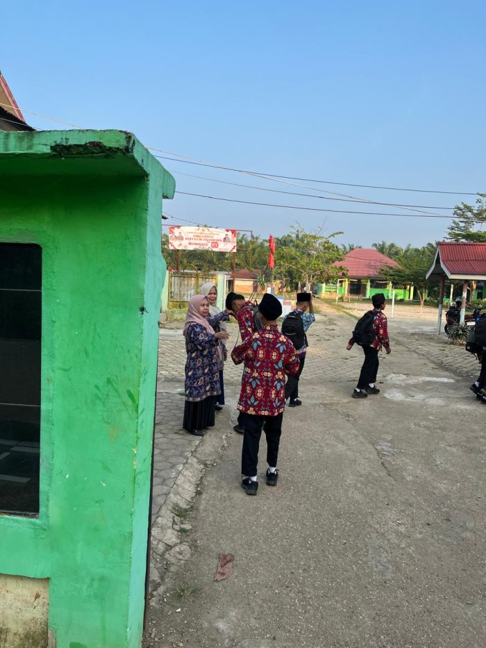 MTsN 5 Batang Hari Konsisten Menebar 5S dengan Menyambut Kedatangan Siswa Setiap Pagi