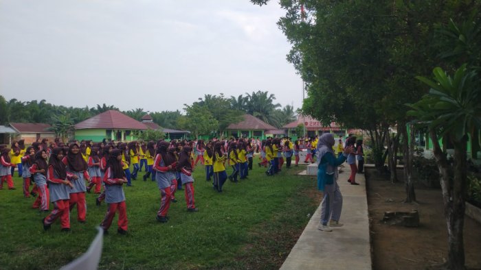 MTsN 5 Batang Hari Gelar Senam Bersama di Halaman Madrasah Dengan Penuh Semangat MTsN 5 Batang Hari Gelar Senam Bersama di Halaman Madrasah Dengan Penuh Semangat