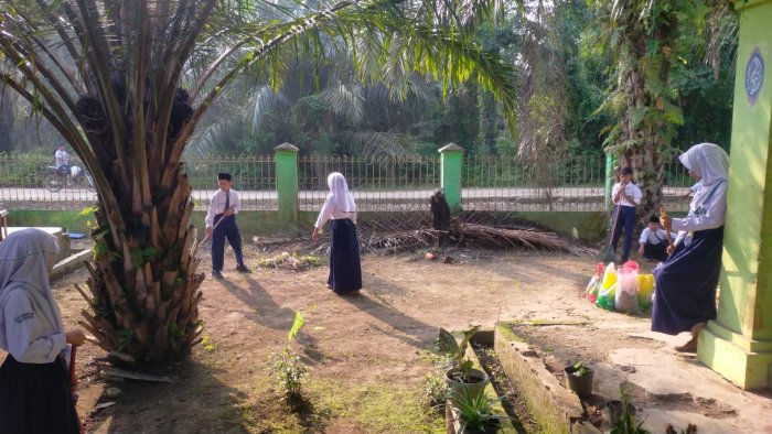Siswa MTsN 5 Batang Hari Gelar Gotong Royong Membersihkan Lingkungan Madrasah Siswa MTsN 5 Batang Hari Gelar Gotong Royong Membersihkan Lingkungan Madrasah