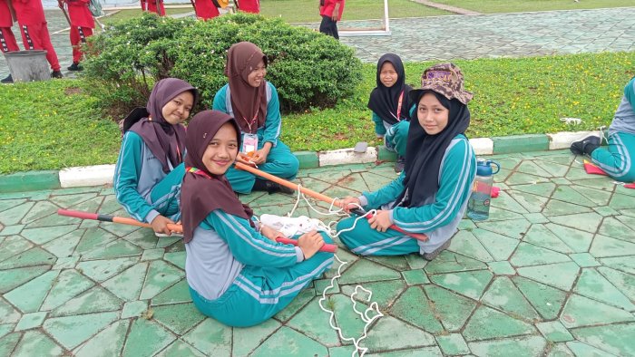 Siswi MTsN 5 Batang Hari Ikuti Kegiatan Penjelajahan Alam dan Materi Pemasangan Tandu pada Jambore Cabang Batang Hari Siswi MTsN 5 Batang Hari Ikuti Kegiatan Penjelajahan Alam dan Materi Pemasangan Tandu pada Jambore Cabang Batang Hari