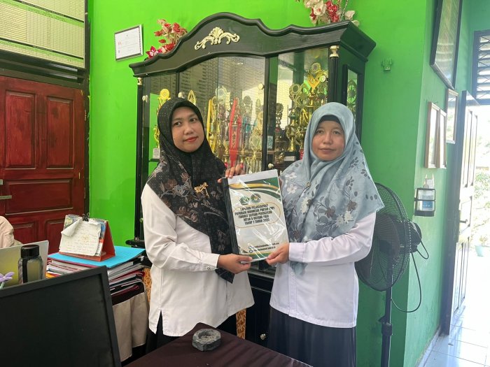 Ketua Panitia Beasiswa PIP Tahun 2025 Serahkan Laporan kepada Staf TU MTsN 5 Batang Hari Ketua Panitia Beasiswa PIP Tahun 2025 Serahkan Laporan kepada Staf TU MTsN 5 Batang Hari