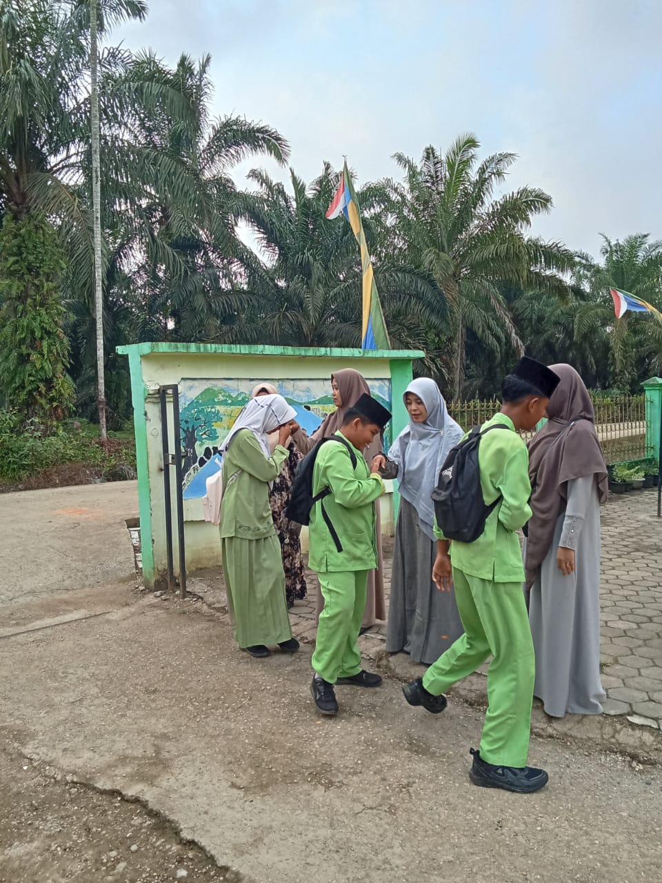 Guru dan Pegawai MTsN 5 Batang Hari Sambut Hangat Kedatangan Siswa di Pagi Hari Guru dan Pegawai MTsN 5 Batang Hari Sambut Hangat Kedatangan Siswa di Pagi Hari