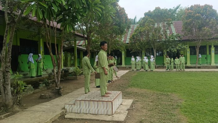 Petugas Upacara Kelas IXB MTsN 5 Batanghari Gelar Latihan Rutin Dibimbing oleh Bapak Hendra Gunawan