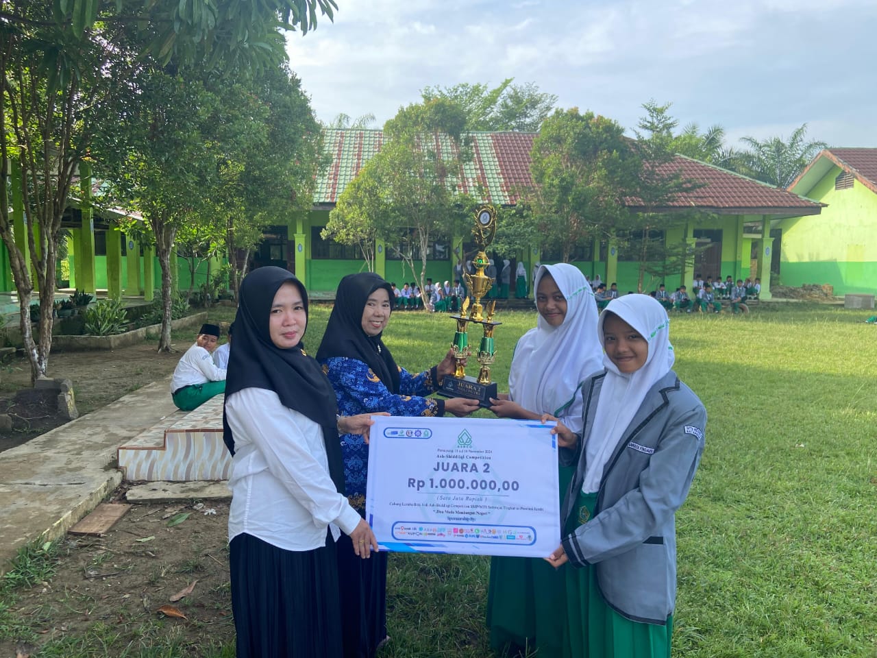 TIM VOLI PUTRI MTSN 5 BATANG HARI MENYERAHKAN HADIAH JUARA II LOMBA VOLI PADA ASHCO (ASH-SHIDDIQII COMPETITION) TIM VOLI PUTRI MTSN 5 BATANG HARI MENYERAHKAN HADIAH JUARA II LOMBA VOLI PADA ASHCO (ASH-SHIDDIQII COMPETITION)