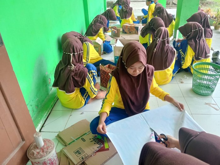 Siswa Kelas VIII MTsN 5 Batang Hari Berkreasi Membuat Kerajinan Dari Limbah Lunak