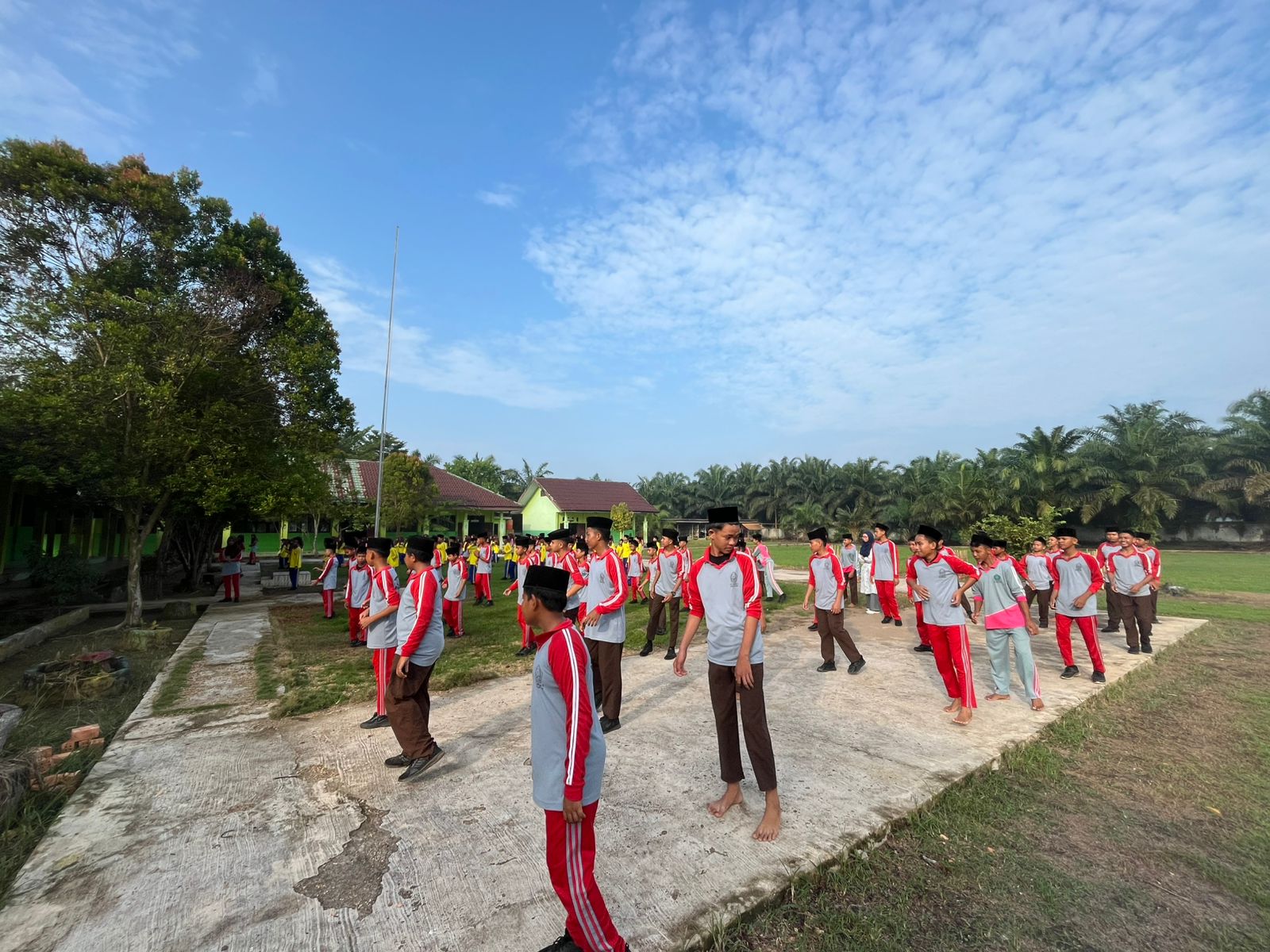 Kegiatan Rutin Senam Pagi Bersama di MTsN 5 Batang Hari Kegiatan Rutin Senam Pagi Bersama di MTsN 5 Batang Hari