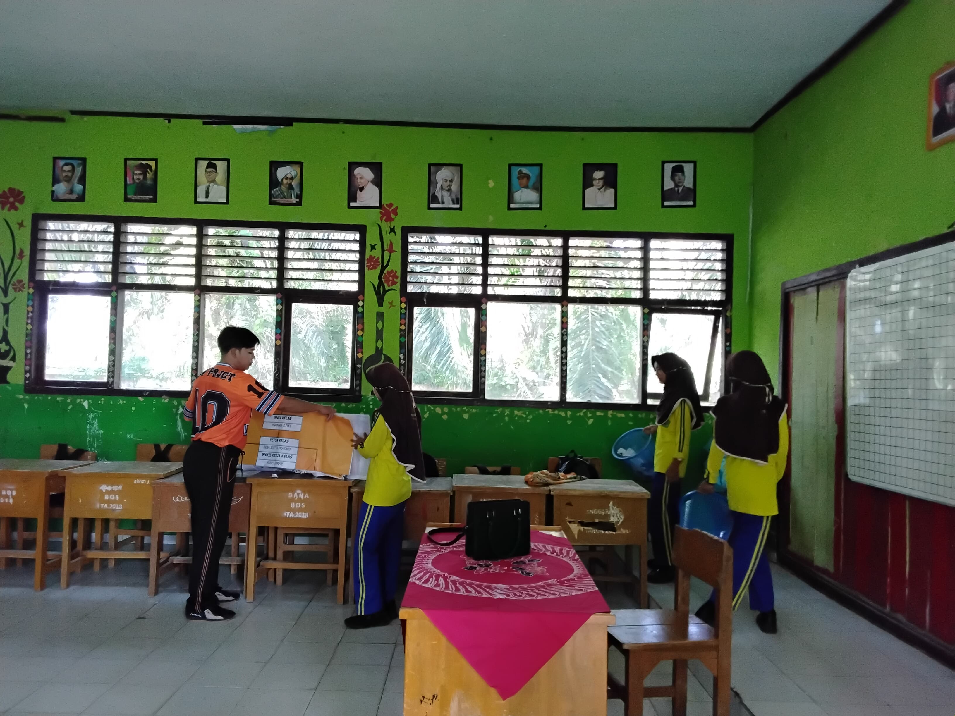 Gotong Royong, Siswa/i MTsN 5 Batang Hari Tunjukkan Kedisiplinan dengan Bersihkan Kelas Gotong Royong, Siswa/i MTsN 5 Batang Hari Tunjukkan Kedisiplinan dengan Bersihkan Kelas