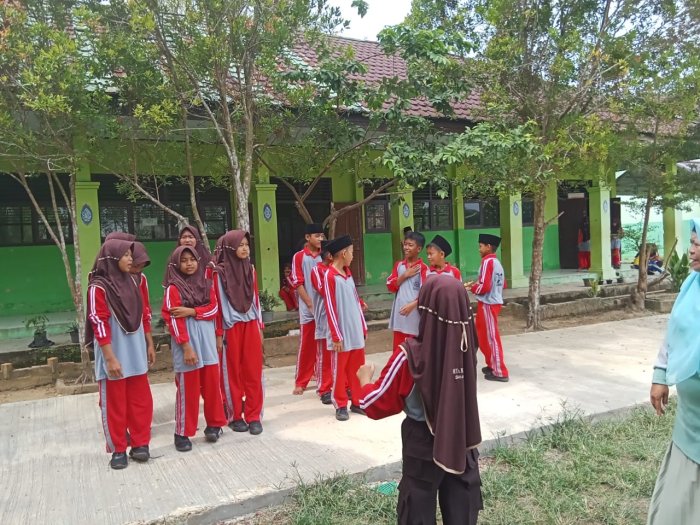 SISWA KELAS VIIA MTsN 5 BATANG HARI GELAR LATIHAN PETUGAS UPACARA DIBIMBING OSIM DAN WALI KELAS