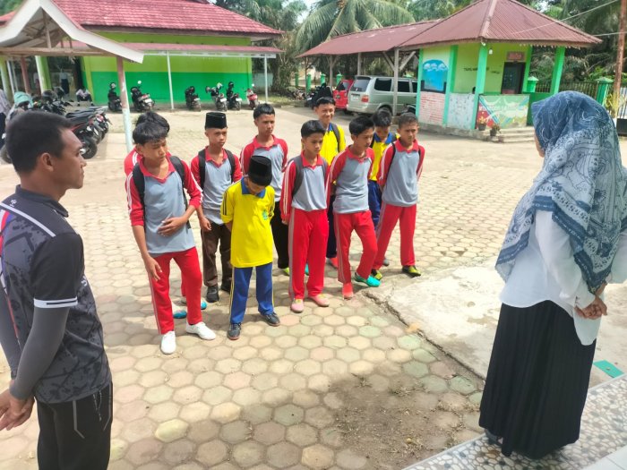 Kepala MTsN 5 Batang Hari Lepas Peserta Lomba Futsa Menuju Ajang ASHCO 2025