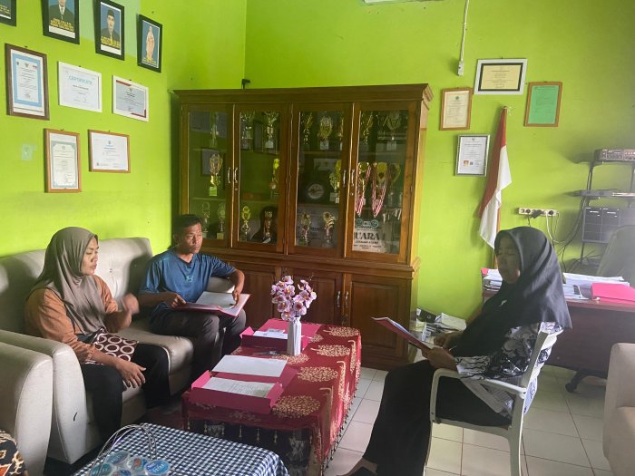 Kepala MTsN 5 Batang Hari Berikan Pengarahan kepada Orang Tua Siswa Pindahan Kepala MTsN 5 Batang Hari Berikan Pengarahan kepada Orang Tua Siswa Pindahan