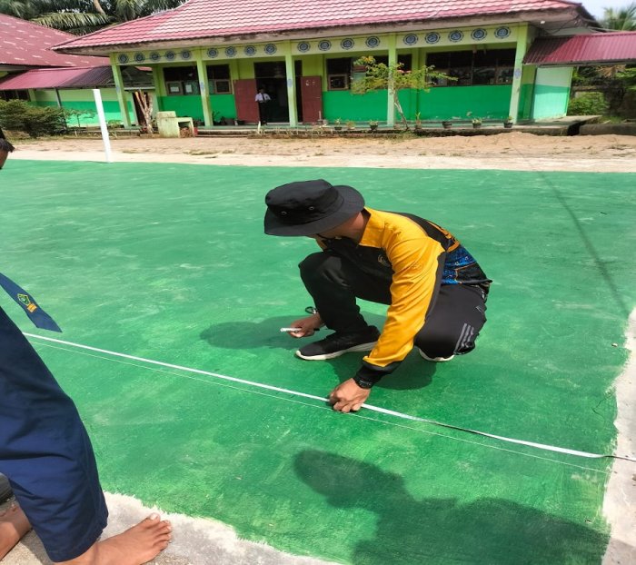 Guru PJOK MTsN 5 Batang Hari Selesaikan Penataan Lapangan Bulu Tangkis
