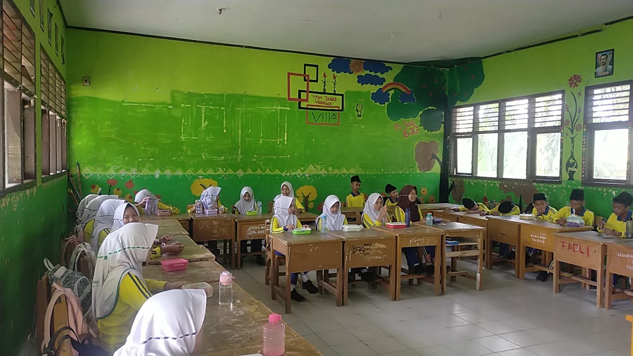 MTsN 5 Batang Hari Gelar Makan Bersama, Ciptakan Generasi Sehat dan Cerdas MTsN 5 Batang Hari Gelar Makan Bersama, Ciptakan Generasi Sehat dan Cerdas