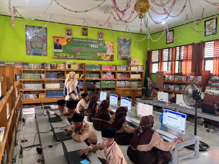 Kepala MTsN 5 Batang Hari Pantau Langsung Pelaksanaan ANBK Hari Kedua Kepala MTsN 5 Batang Hari Pantau Langsung Pelaksanaan ANBK Hari Kedua