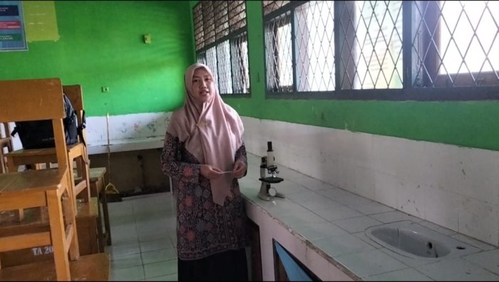 Guru MTsN 5 Batang Hari Semangat Membuat Video Cara Mengoperasikan Mikroskop Cahaya Guru MTsN 5 Batang Hari Semangat Membuat Video Cara Mengoperasikan Mikroskop Cahaya