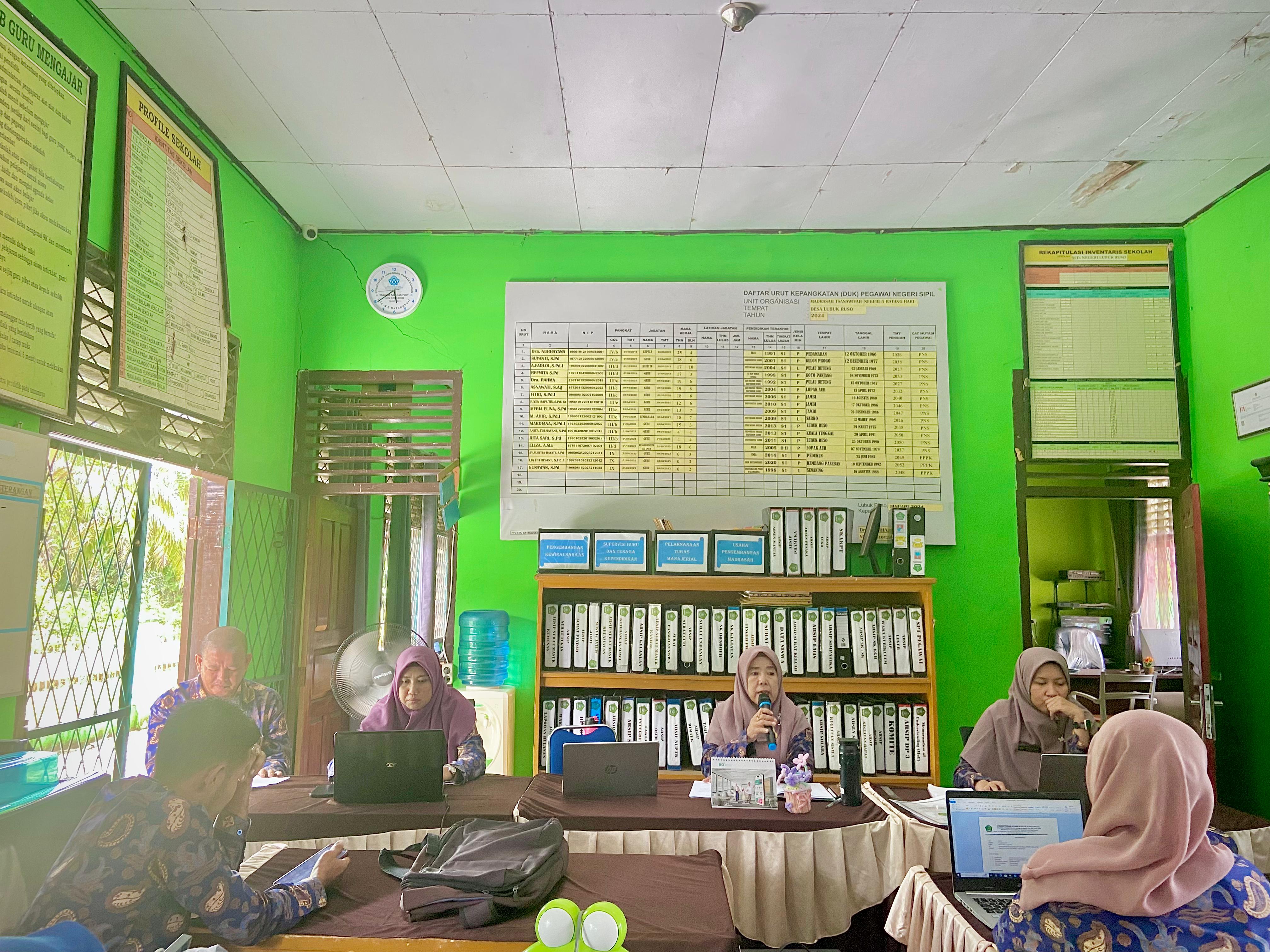 Akhiri Tahun Ajaran 2024/2025, MTsN 5 Batang Hari Gelar Rapat Kenaikan Kelas: Evaluasi Menyeluruh Demi Kemajuan Peserta Didik Akhiri Tahun Ajaran 2024/2025, MTsN 5 Batang Hari Gelar Rapat Kenaikan Kelas: Evaluasi Menyeluruh Demi Kemajuan Peserta Didik