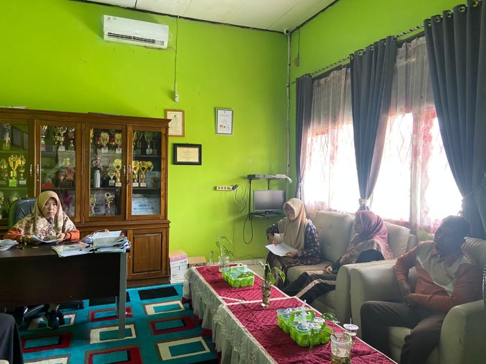 Kepala MTsN 5 Batang Hari Gelar Pembinaan kepada Guru dan Staf Tata Usaha Kepala MTsN 5 Batang Hari Gelar Pembinaan kepada Guru dan Staf Tata Usaha