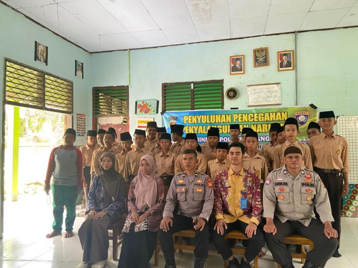 MTsN 5 Batang Hari Gelar Penyuluhan Narkoba Bersama Kepolisian Resor Batang Hari MTsN 5 Batang Hari Gelar Penyuluhan Narkoba Bersama Kepolisian Resor Batang Hari