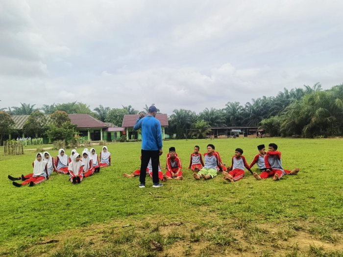 Guru PJOK MTsN 5 Batanghari Gelar Supervisi Perdana dengan Praktik Langsung di Halaman Madrasah