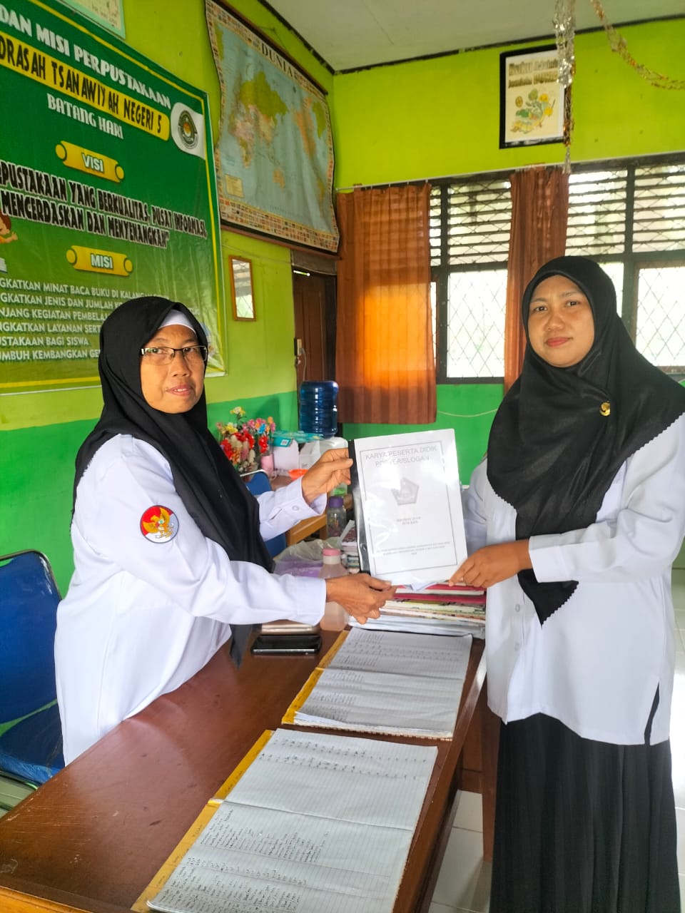 PENYERAHAN KARYA SISWA BERUPA POSTER/SLOGAN KE PERPUSTAKAAN MTSN 5 BATANG HARI PENYERAHAN KARYA SISWA BERUPA POSTER/SLOGAN KE PERPUSTAKAAN MTSN 5 BATANG HARI