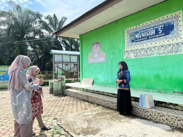 Pegawai MTsN 5 Batang Hari Buat Video Penyerahan Paket Belajar untuk Siswa Yatim/Piatu