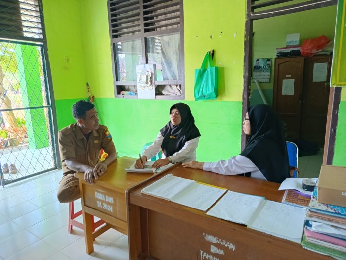 Ketua dan Bendahara Komite MTsN 5 Batang Hari Diskusi dengan Waka Humas Terkait Perkembangan Pembangunan RKB Ketua dan Bendahara Komite MTsN 5 Batang Hari Diskusi dengan Waka Humas Terkait Perkembangan Pembangunan RKB