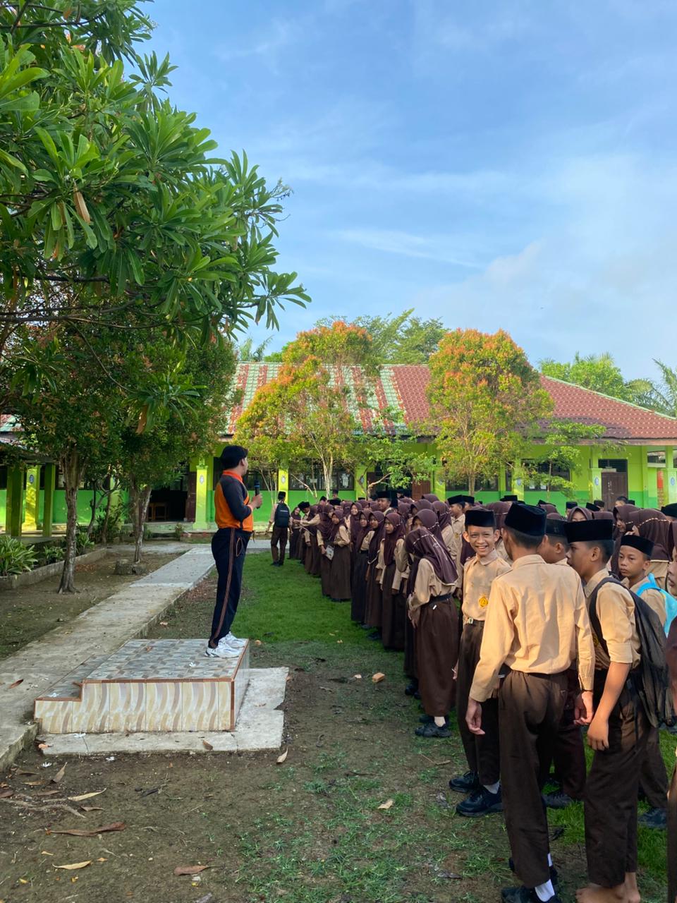 Pembina OSIM MTsN 5 Batang Hari Memberikan Pengarahan Tentang Persiapan Classmeeting