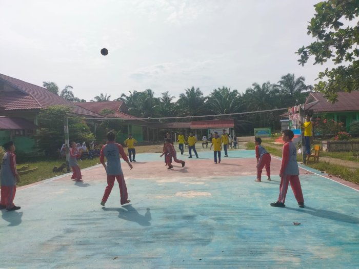 Hari Keempat Classmeeting MTsN 5 Batang Hari, Pertandingan Voli Putra Berlangsung Sengit Hari Keempat Classmeeting MTsN 5 Batang Hari, Pertandingan Voli Putra Berlangsung Sengit