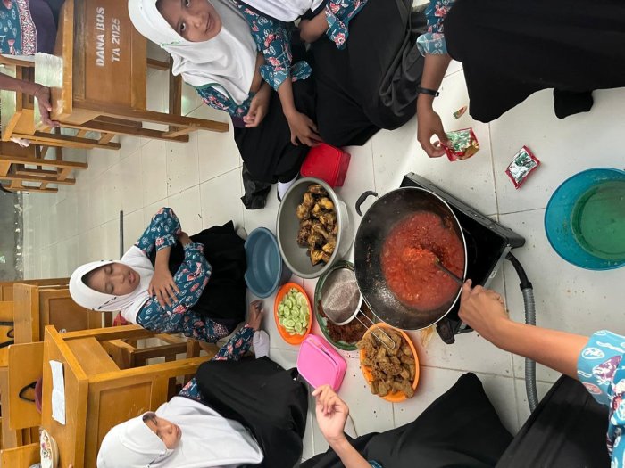 Siswa Kelas 9B Gelar Praktek Prakarya Materi Pengolahan Hasil Peternakan dan Perikanan