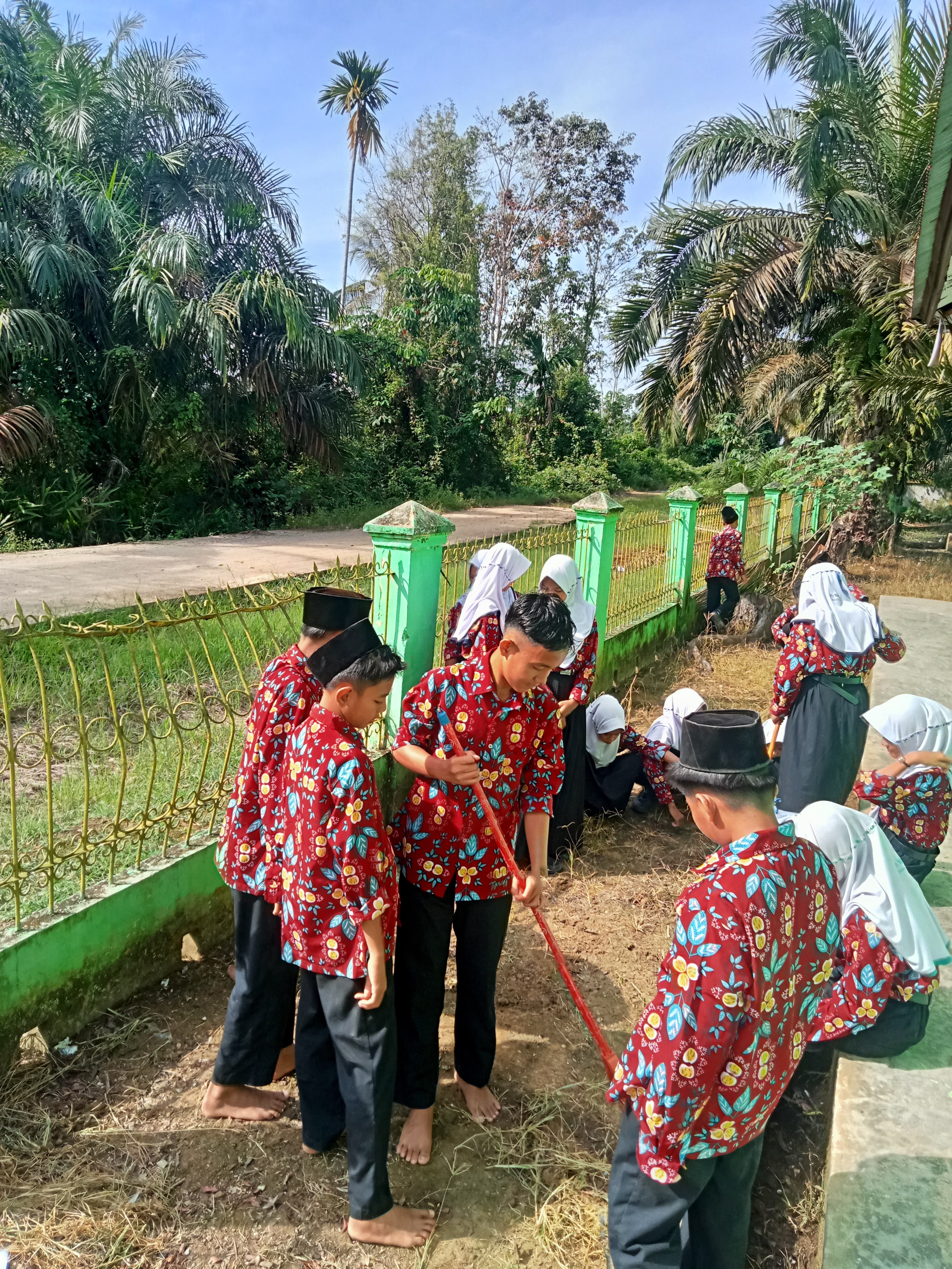 Siswa MTsN 5 Batang Hari, Inisiatif Bersihkan Kelas untuk Lingkungan Sekolah Lebih Baik Siswa MTsN 5 Batang Hari, Inisiatif Bersihkan Kelas untuk Lingkungan Sekolah Lebih Baik