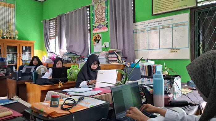 Tenaga Kependidikan MTsN 5 Batang Tetap Berikan Pelayanan Terbaik di Masa Libur Semester