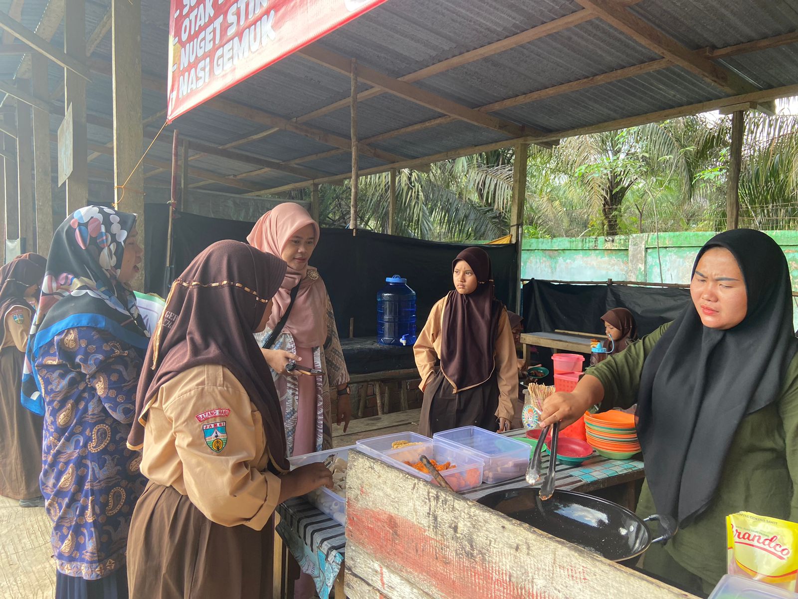MENUJU KANTIN MTSN 5 BATANG HARI BERSERTIFIKAT HALAL MENUJU KANTIN MTSN 5 BATANG HARI BERSERTIFIKAT HALAL