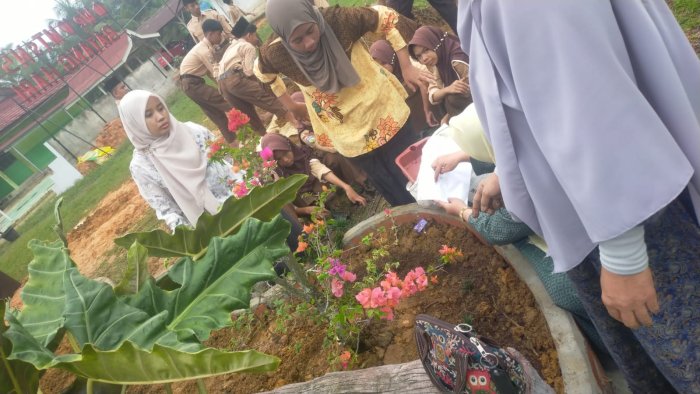 MTsN 5 Batang Hari Gelar Penanaman Bunga di Taman Madrasah untuk Ciptakan Lingkungan yang Asri