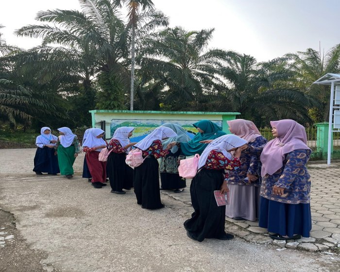 Kepala Madrasah dan Guru MTsN 5 Batang Hari Sambut Kedatangan Siswa di Pintu Gerbang