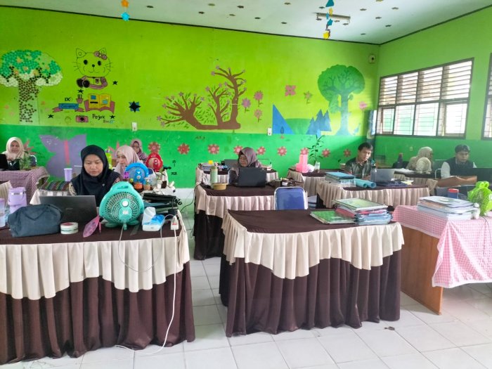 Isi Waktu Luang dengan Mengerjakan E-Kinerja SKP Triwulan II, Guru dan Tendik MTsN 5 Batang Hari Tetap Produktif