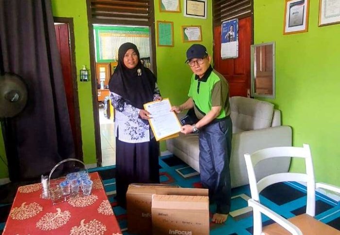 MTsN 5 Batang Hari Dukung Peningkatan Mutu Pendidikan dengan Meminjamkan Proyektor ke MAN 5 Batang Hari MTsN 5 Batang Hari Dukung Peningkatan Mutu Pendidikan dengan Meminjamkan Proyektor ke MAN 5 Batang Hari