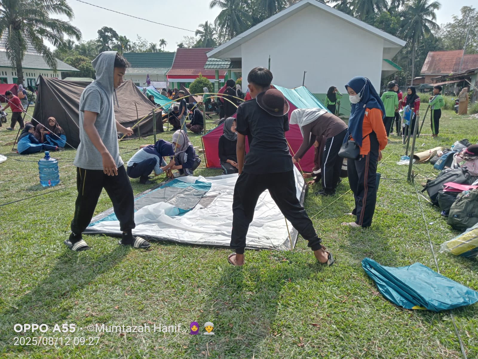 Kompak dan Semangat, Peserta Jambore Ranting MTsN 5 Batang Hari Dirikan Tenda di Tengah Terik Matahari Kompak dan Semangat, Peserta Jambore Ranting MTsN 5 Batang Hari Dirikan Tenda di Tengah Terik Matahari