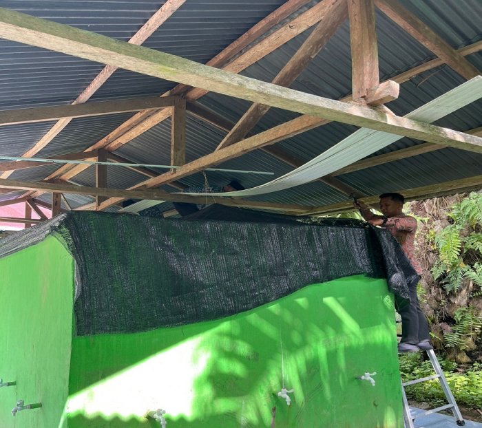 Pembina Agama dan Siswa MTsN 5 Batang Hari Pasang Paranet di Atas Bak Wudhu Musholla Miftahul Jannah