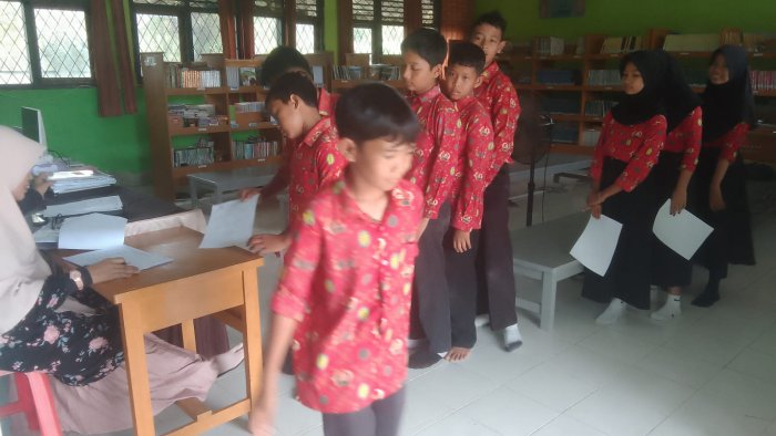 Panitia PMB MTsN 5 Batang Hari Siap Siaga Layani Daftar Ulang Siswa Baru Tahun Ajaran 2026/2027