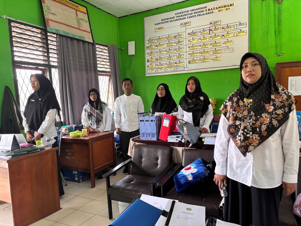 MTsN 5 Batang Hari Menerapkan Surat Edaran Sekjen Kemenag RI Nomor 1 Tahun 2025 Tentang Pembiasaan Membacakan Naskah Pancasila Secara Serentak Setiap Hari Selasa dan Jum'at