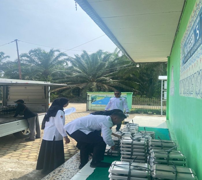 Tim Koordinator Koordinir Pendistribusian Ompreng MBG kepada Siswa MTsN 5 Batang Hari